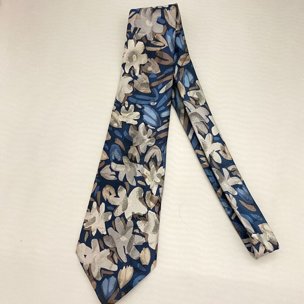 #5583 Johnny Carson Blue and Silver Necktie. Tie 58x3.75